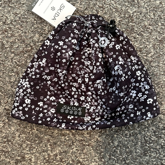 Skida Accessories - NWT Brand new Skida Alpine Daisy Jones hat with black, gray & white flowers. S/M